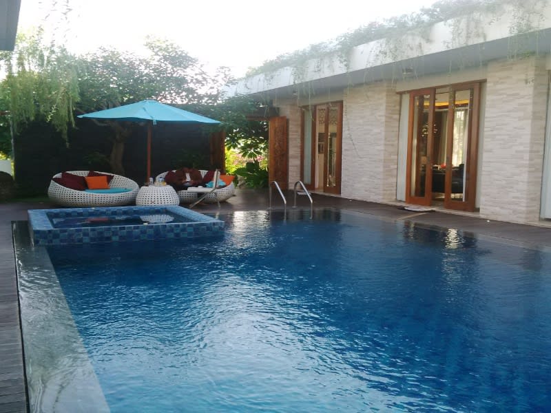 Menginap di Majestic Point Villas sangat menyenangkan, tamu bisa berenang sepuasnya di kolam renang privat